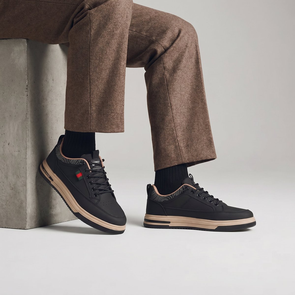 Sneaker 1626 phối áo trắng dạo phố